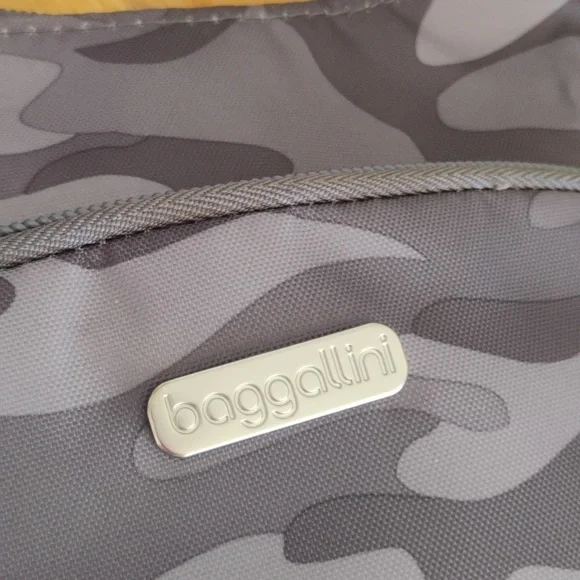 Baggallini 💥NWT💥 Joey Grey Camouflage Messenger Bag. - Picture 6 of 12